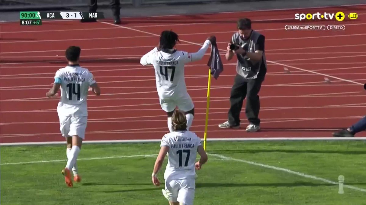 Tu joues la montée en D1 portugaise, t'es deuxième, tu reçois le premier, et tu marques ce BANGER à la 96eme minute pour donner la victoire... 🇵🇹 La FOLIE ! Un grand bravo au jeune ailier ivoirien Lorougnon Gohi pour ce bijou avec Viseu. 👏🏻😍