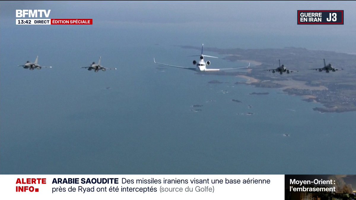 🇫🇷 FLASH - Emmanuel Macron a mobilisé 4 Rafales pour escorter l’avion présidentiel (de Paris à l’Île longue, en Bretagne) et obtenir cette image. L’heure de vol par appareil coûte 20.000 euros.