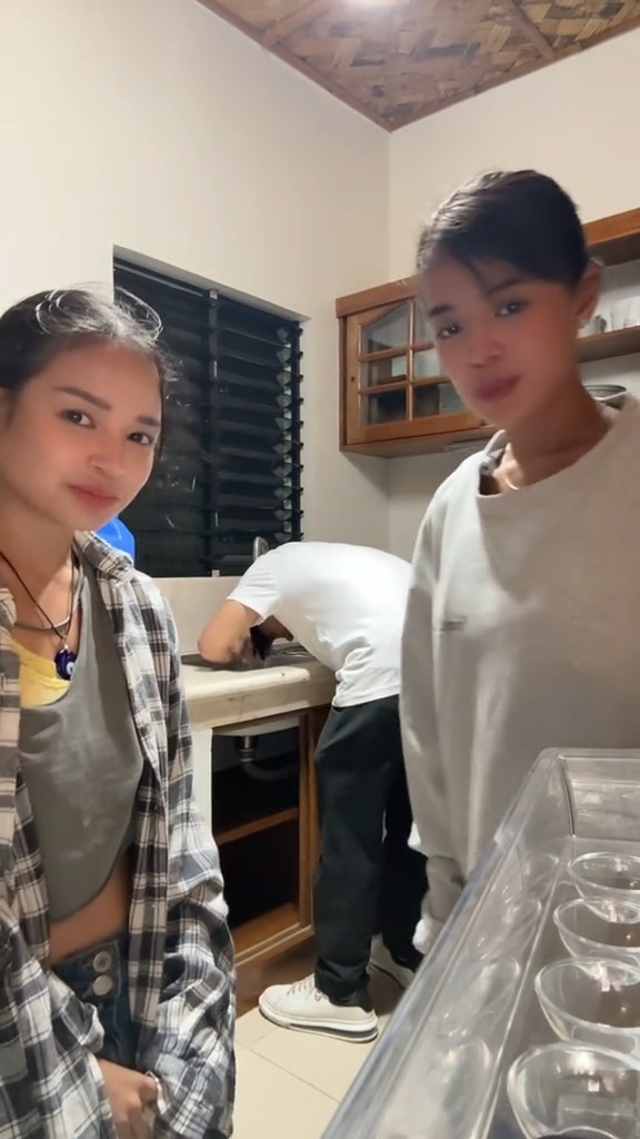 Kulitan mode: ON 😆 Sina #BiancaDeVera at #XyrielManabat, game na game asarin si #DustinYu! Panoorin sila sa #TheSecretsOfHotel88 gabi-gabi sa GMA Prime! 📷 Bianca De Vera | TikTok