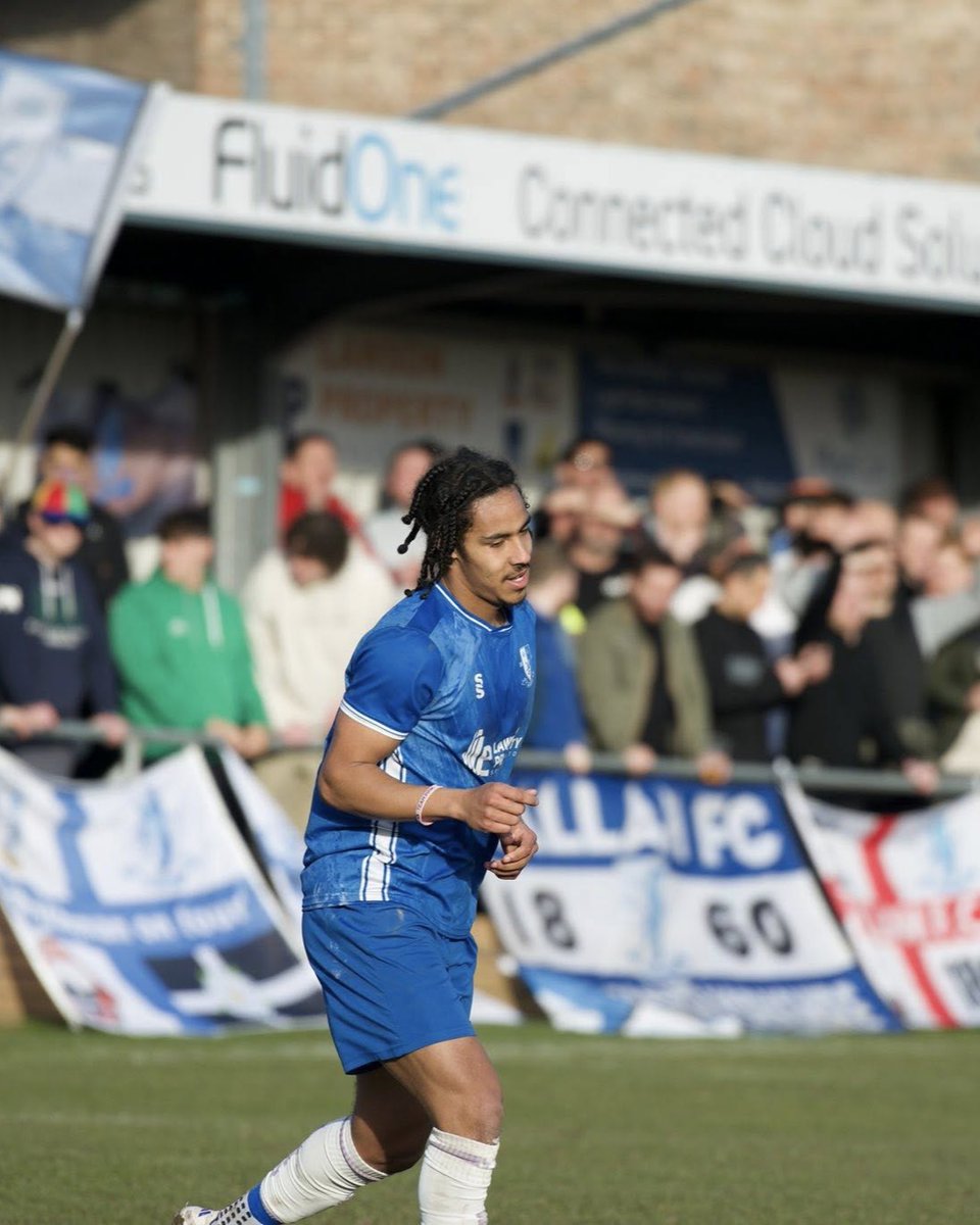 The first touch 🔥 How about this for a stoppage-time winner from Hallam FC's Leon Howarth 👏