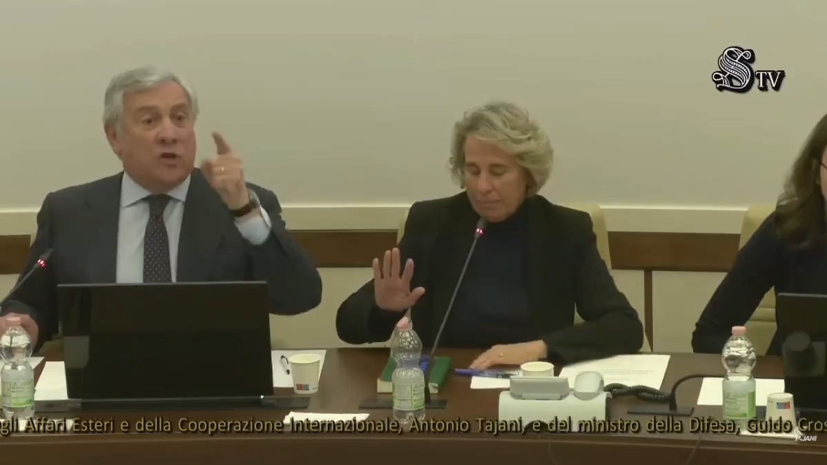 Volano stracci tra Trajani e Conte - A me Trump non mi ha mai chiamato Tony - Si vergogni - Non mi vergogno. Io non sono andato in ginocchio dalla Merkel e da Trump. Il cappellino era un regalo. E non mi faccio chiamare Giuseppi