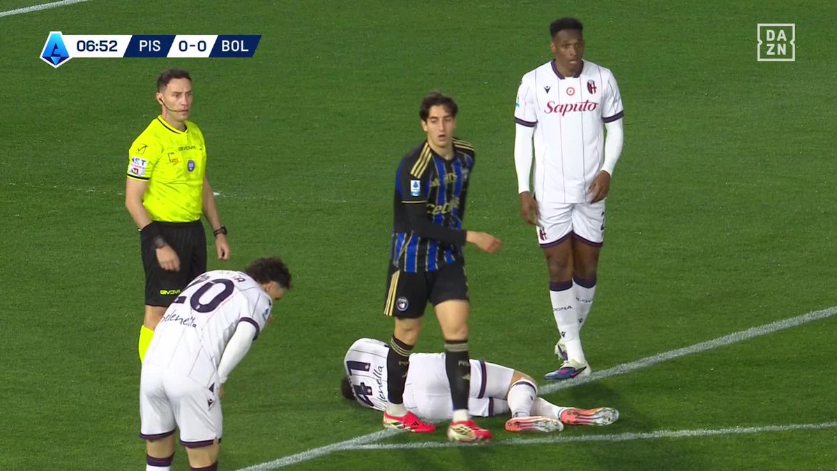 L’impressionnant KO qu’a pris Martin Vitík (Bologne) en recevant le ballon en pleine tête 😳 Il a du avoir vraiment mal vu le bruit du choc. 😮 (DAZN France)