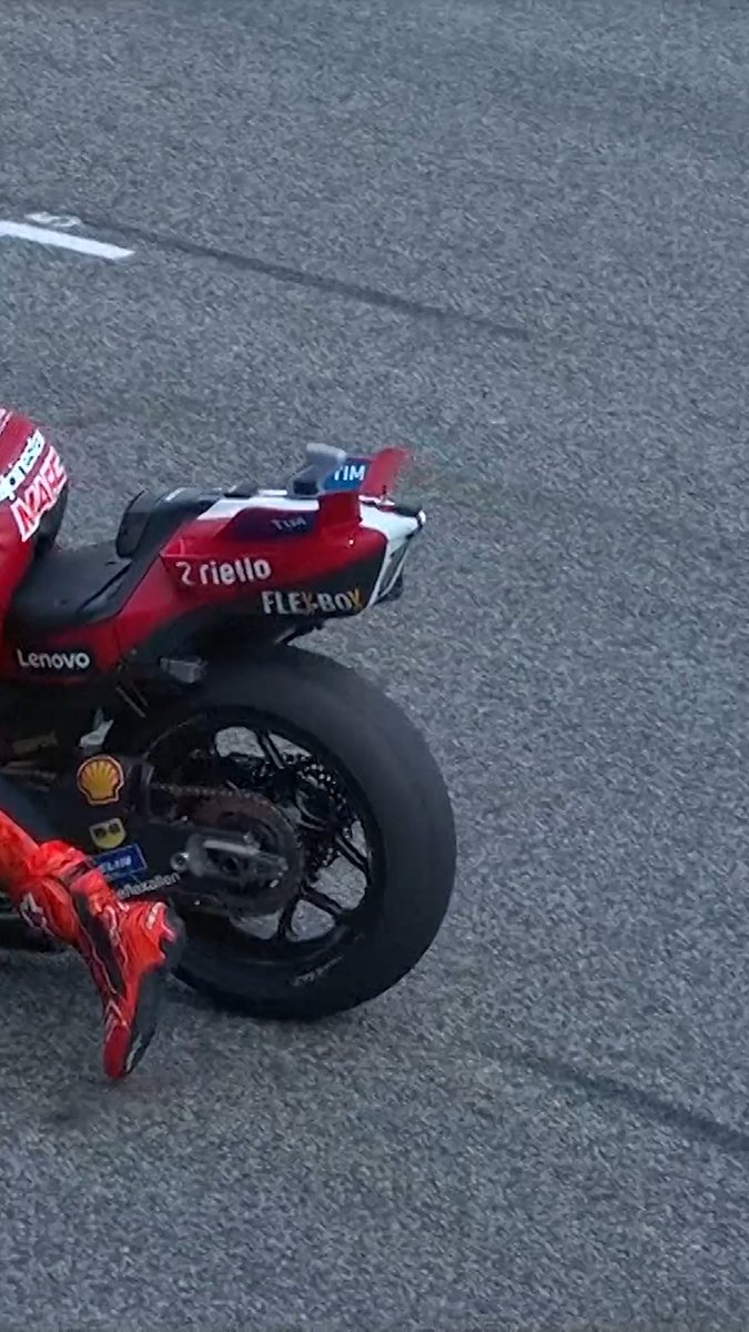 That was as close as you like 😳 #MotoGP #ThaiGP