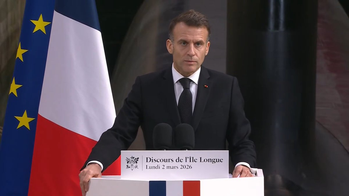Macron: “Para ser libre hay que ser temible” Macron afirmó que “para ser libre hay que ser temible” y subrayó que la decisión final sobre el uso de armas nucleares depende del presidente, con el propósito de proteger los intereses de Francia.