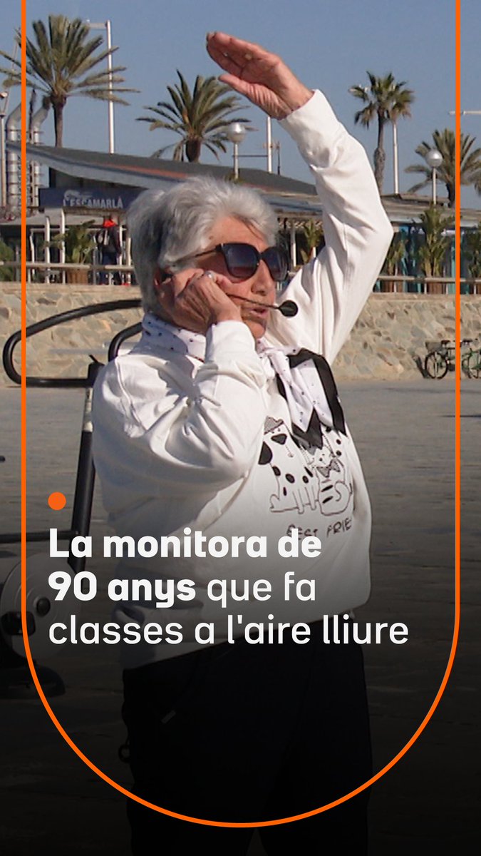 Té 90 anys i no falla mai a la cita. La Bàrbara es planta cada matí a la platja del Bogatell de Barcelona per fer moure un centenar de persones amb els seus estiraments. "Al principi venen una mica moixos, però després semblen floretes de primavera!"