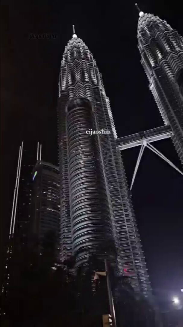 A large scale of Jungkook Calvin Klein campaign ad spotted at KLCC, one of the most iconic landmark in Malaysia 🇲🇾