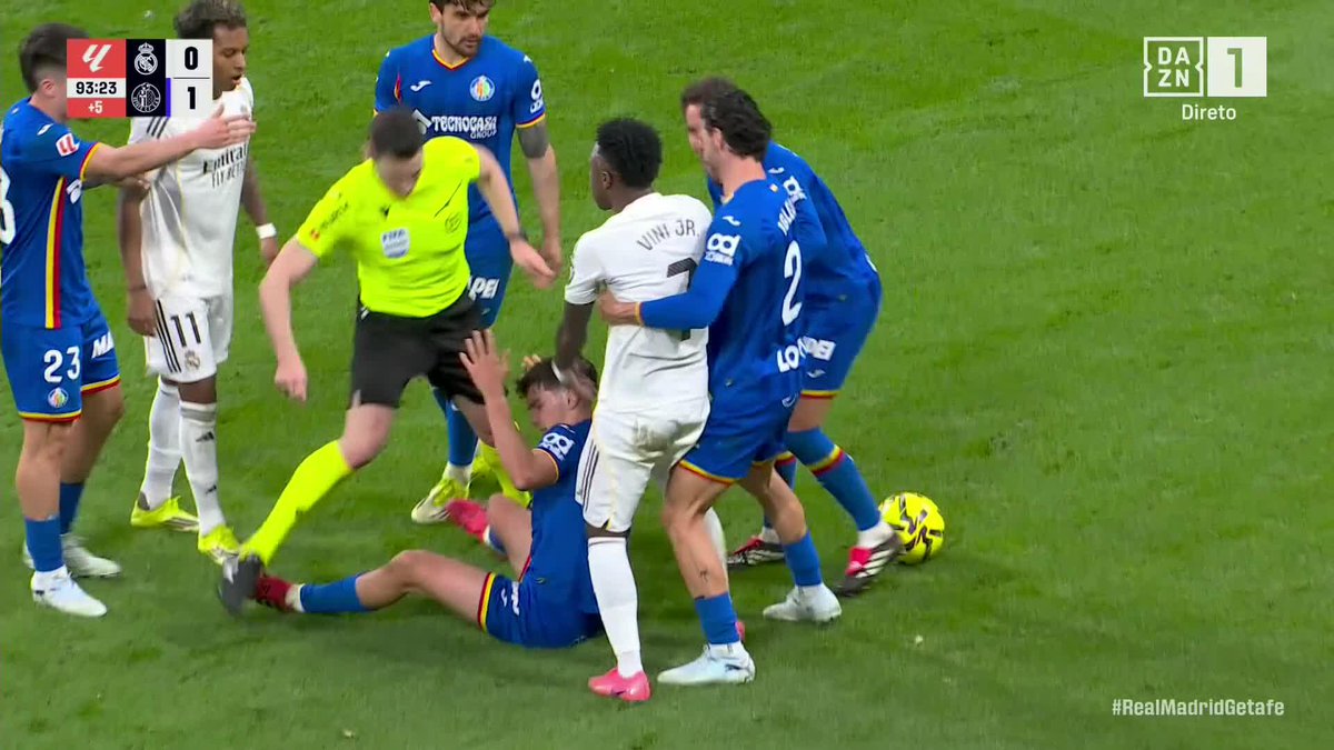 Vini estava com pressa mas o árbitro acalmou-o com um amarelinho 🟨 #DAZNLALIGA