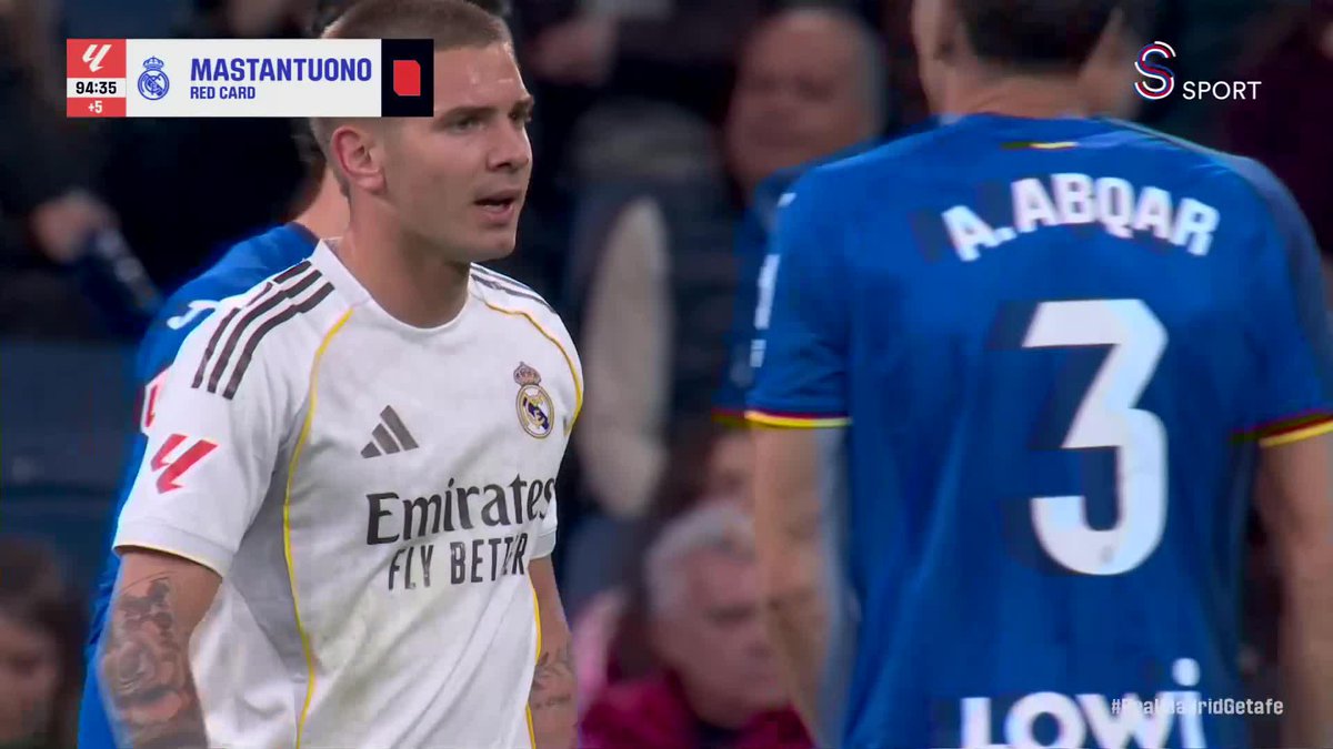 Mastantuono hakeme bir şeyler söyledi diye Real Madrid, Santiago Bernabeu'da 1-0 gerideyken bile çat diye kırmızı kart verebiliyor hakemler.. ama Rams Park'ta Osimhen, Torreira hakemlere küfür ederken bile kart çıkarmaya korkuyor yerli hakemler!