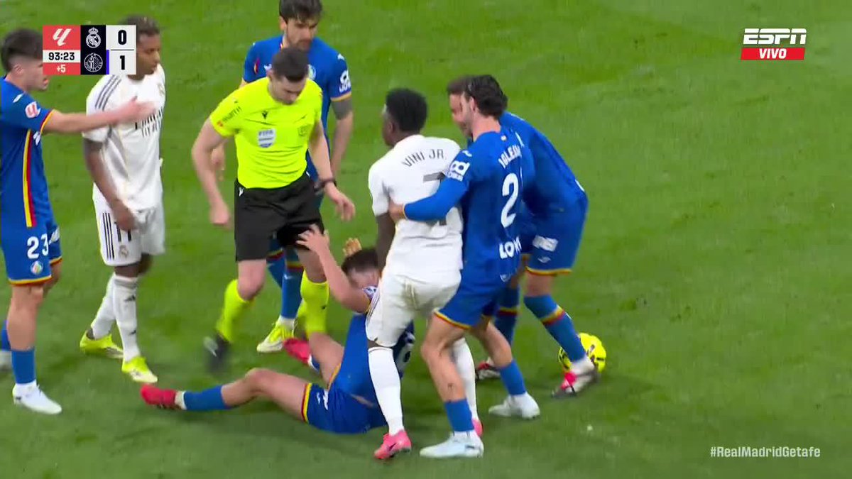 ¡¡ANTES DE LA ROJA A MASTANTUONO, VINI SE GANÓ LA AMARILLA POR LEVANTAR A LA FUERZA A UN RIVAL DEL SUELO!! ¿Qué te pareció la actitud del 7 bravo del Real Madrid? 📺 Mirá #LaLiga por #DisneyPlus Plan Premium
