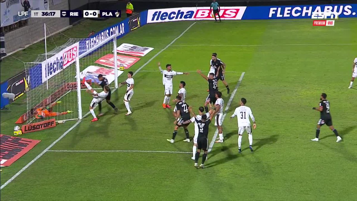 ⛔️🇦🇷 IMPRESIONANTE LA DOBLE SALVADA DE PLATENSE EN ESTA JUGADA DE RIESTRA. Lo que saca Borgogno en la primera es descomunal. 😮💨