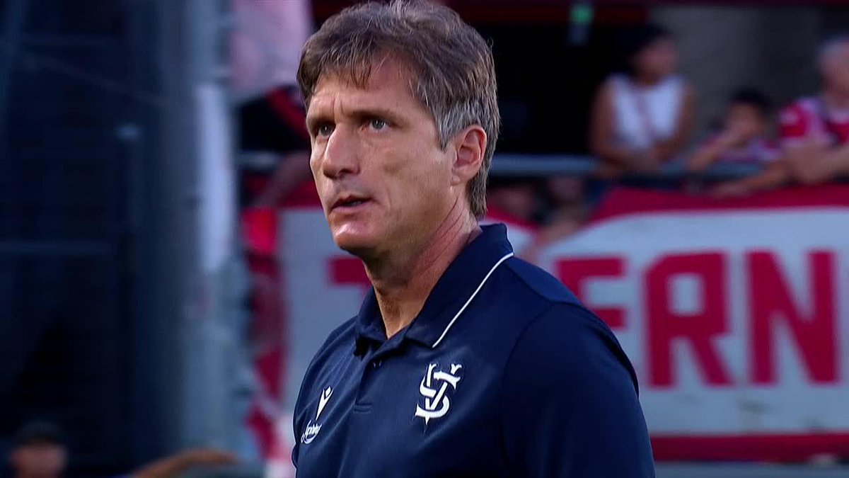 ES DE FAMILIA. Como Guillermo Barros Schelotto aquella noche en Sarandí cuando dirigía a Lanús, Gustavo le clavó la mirada desafiante a un plateísta de Estudiantes que lo estaba insultando eufóricamente...