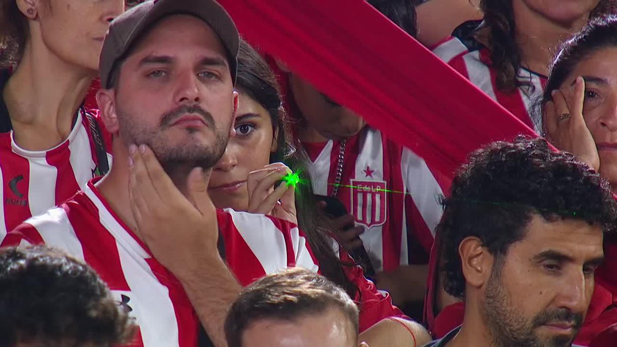¡¡AHÍ ESTÁ!! ¡¡LA PESCARON INFRAGANTI A LA CHICA DEL LÁSER EN ESTUDIANTES VS. VÉLEZ!!