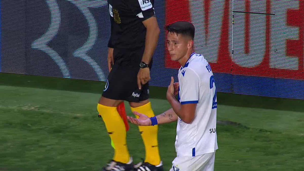 EL HORNO NO ESTABA PARA BOLLOS: Florián Monzón le dijo algo a Tomás Palacios sobre el final del partido y el defensor del Pincha respondió directamente con un golpe... 😳👊🏼
