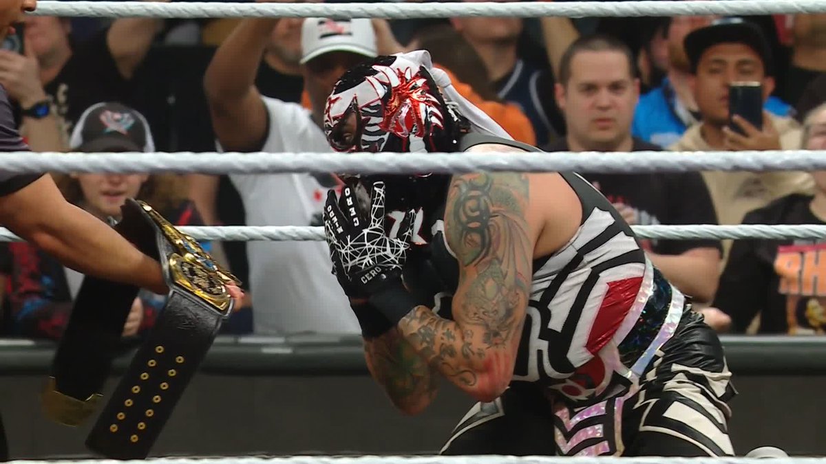 It's PENTA TIME 🔥 PENTA EL ZERO M defeats Dominik Mysterio and is the new Intercontinental Champion!
