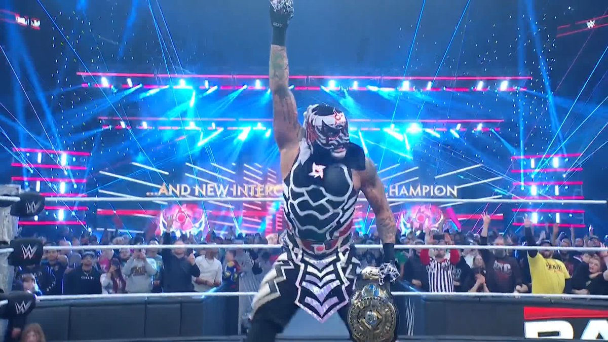 El Cero Miedo no podía faltar en la celebración de Penta 🏅😎👌 #WWERaw