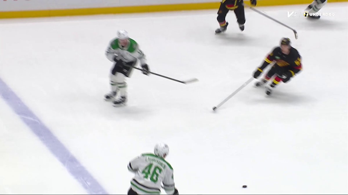 Please check out the insane puck movement here 😱 The Dallas Stars are playing some unbelievable hockey right now.