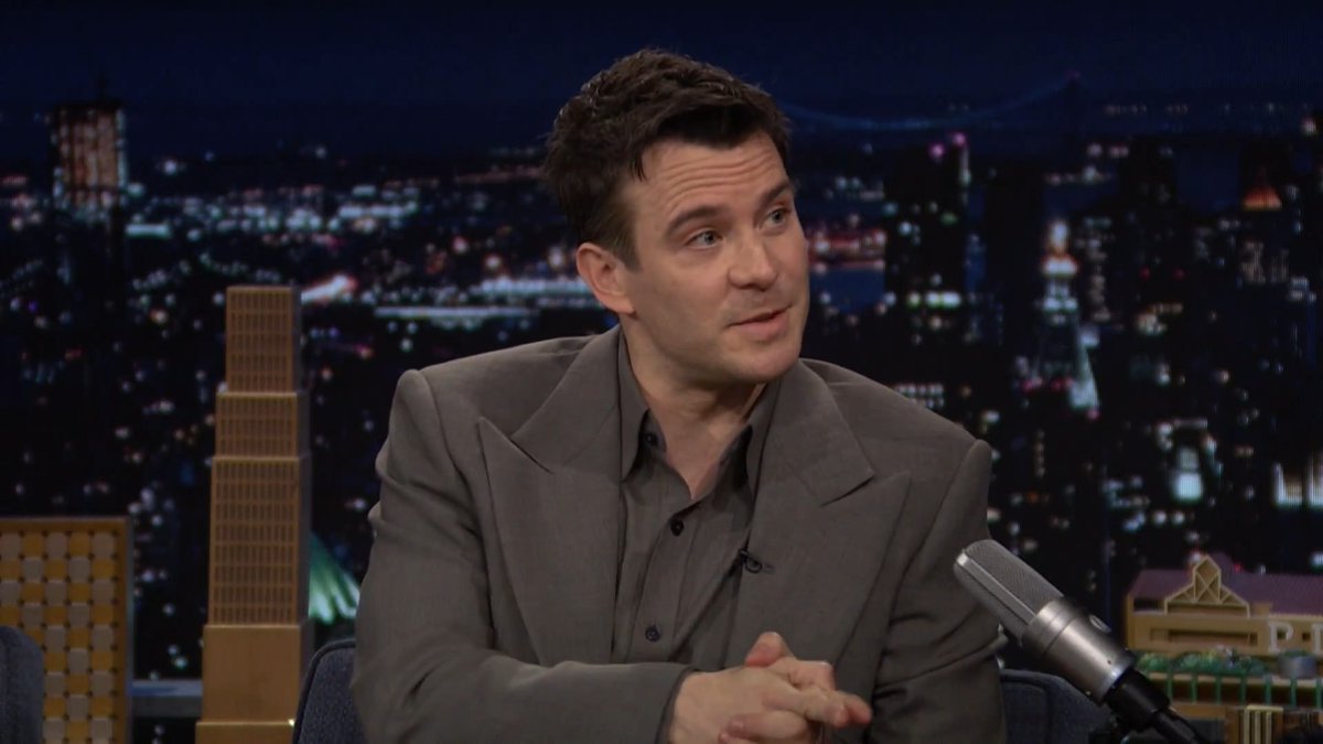 Luke Thompson took over Jonathan Bailey’s role in a production of King Lear before they starred in Bridgerton together! #Bridgerton #FallonTonight