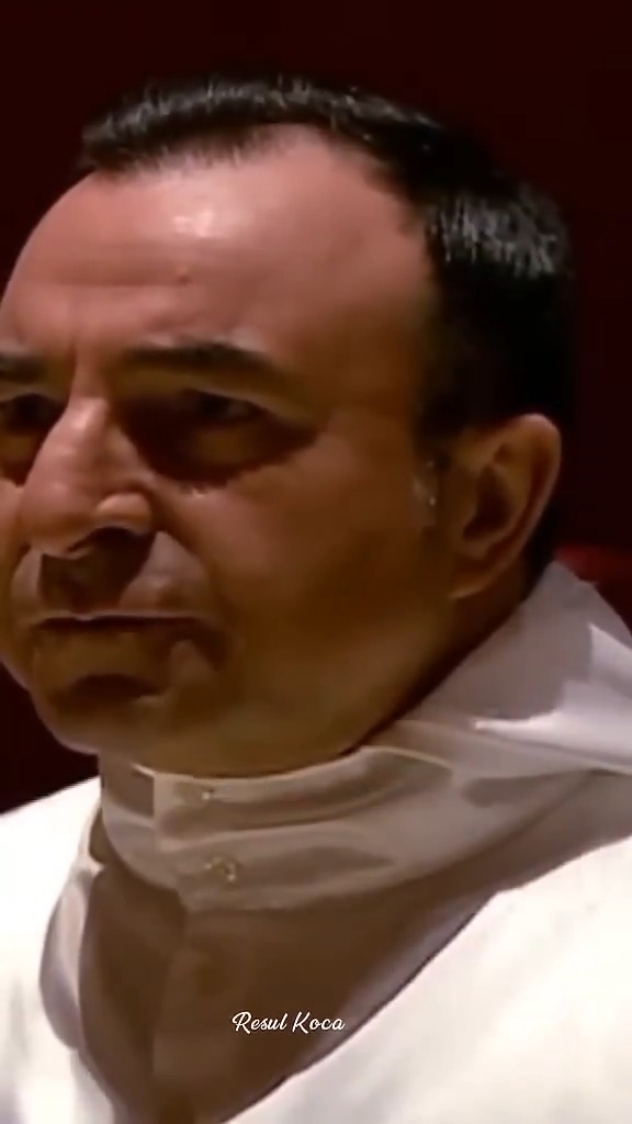|TARİHTE BUGÜN| Kurtlar Vadisi'nde tarih 3 Mart 2005; Baron Mehmet Karahanlı, 1 Mart Tezkeresi'nin Meclisten geçmesine yeterince destek vermediği ve bu bağlamda Büyük Orta Doğu Projesi'ni desteklemediği için Tapınak Şövalyeleri tarafından mabette yapılan törenle infaz edilmiştir.