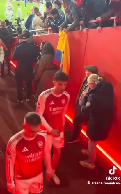 20 years in football teaches you a lot about the unwritten rules of the game... And one of them is how you treat the people who came before you 👀 I came across this footage of players and staff leaving through the tunnel after Arsenal's win over Chelsea. Standing there were Freddie Ljungberg and Emmanuel Petit - two Arsenal legends who won the lot and helped shape one of the club's greatest eras 👏 And almost nobody acknowledges them. Not after a win, not on their own patch, nothing. But Declan Rice was the one exception, and honestly, it was great to see. The way he took a moment to acknowledge two men who helped build that club says a lot about his character!!! Football has a short memory, and I get that. But the culture lives in the small moments just as much as the big ones. It costs absolutely nothing - a nod, a handshake, two seconds of your time. Dec gets it, and hopefully others take note 🙌 (🎥: meechsomto/arsenaltunnelcam)