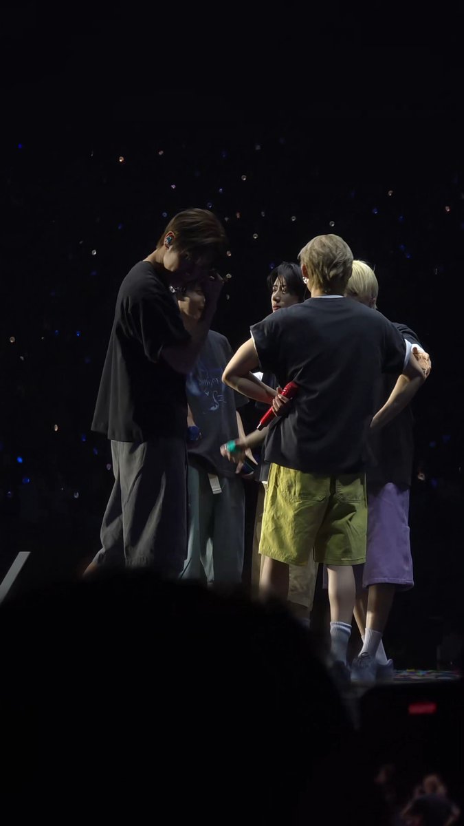we got a back shot of taehyun wiping his tears when beomgyu cried... :,)