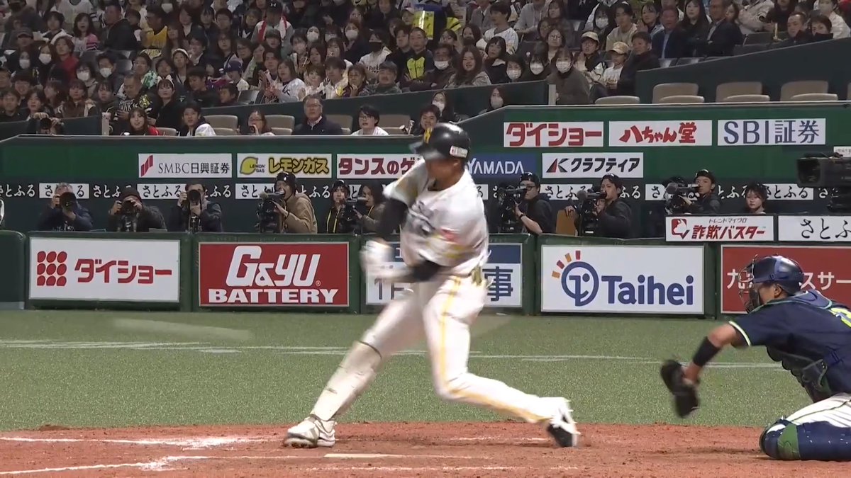 速い打球があっという間に外野へ抜けていく!💪 福岡ソフトバンク #笹川吉康 選手のタイムリー2ベースヒットで1点差に迫る!🔥🔥 #sbhawks 👇ライブ配信はこちら