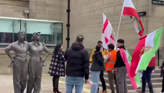 📌İki Kürt kadından Rıza Pehlevi taraftalarına: "Sizin şahınız Qazi Muhammed'i astı" 🔴Rıza Pehlevi'nin taraftarları Avrupa'da Kürtlere karşı düşmanlık yapıyor. 🔴Hamaney'in ölümünü kutlayan Şah taraftarları gösteri sırasında iki Kürt kadına saldırarak "Hepimiz İranlıyız" sloganı attı. 🔴İki Kürt kadın onlarca kişiye karşı direnerek "Biz Qazi Muhammedi'in torunlarıyız, sizin şahınız onu idam ettiniz, hesabı sorulacak" dedi.