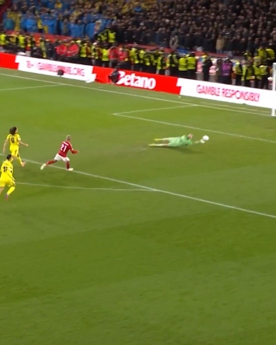 Omari Hutchinson's pace 😳 Tarık Çetin's stop 💪 #UEL