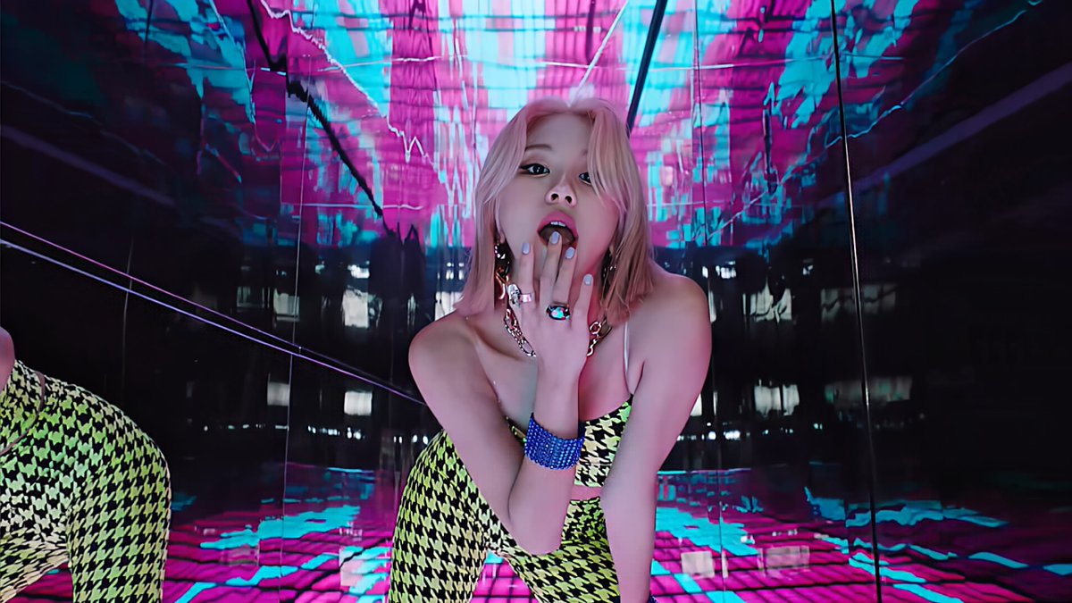 Y'all don't understand, this is the kpoppiest song to ever kpop. The blueprint. The constitution. The Magna Carta of GG songs. The most important 3 minutes in history