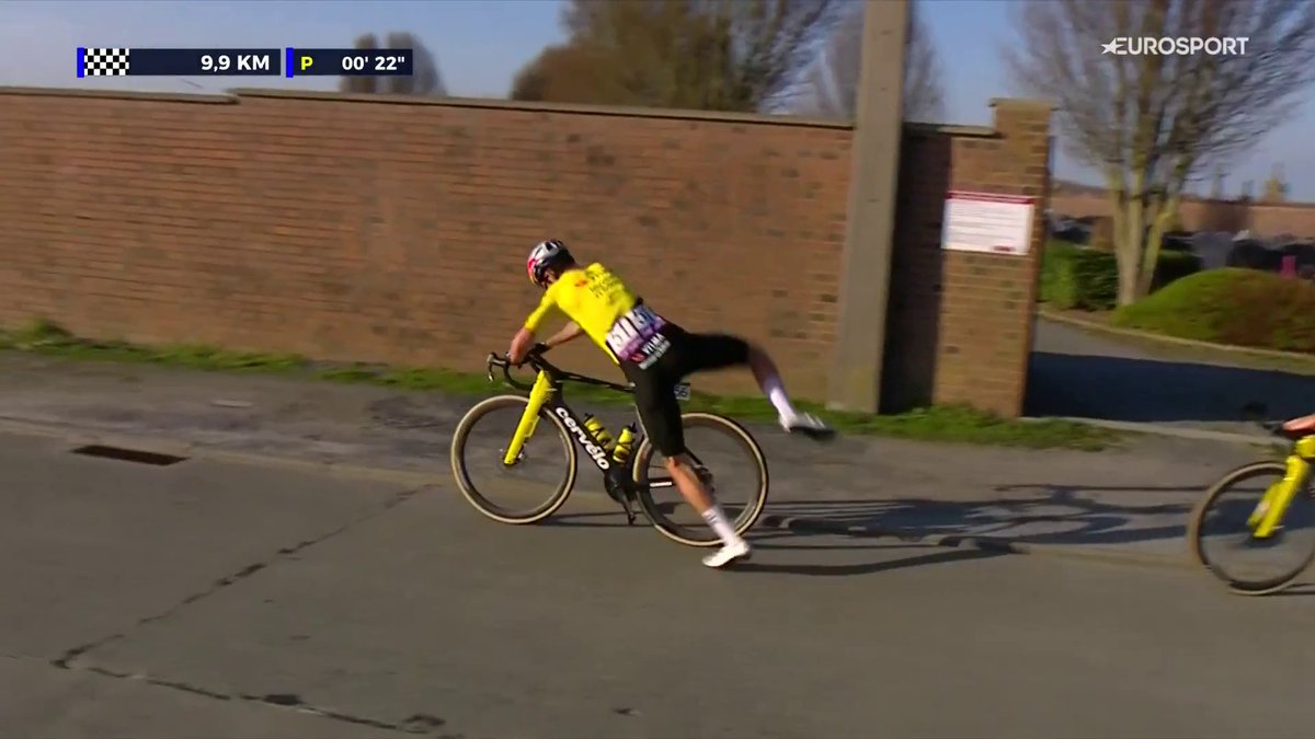 There are only a very few riders with worse luck than Wout 💔 #LeSamyn