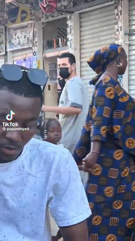 🔴🔴|| عندما يمشي المغاربة 🇲🇦 في شوارع #السنغال 🇸🇳 عندما يُهدَّدون ويُهانون بإهانات، في إطار عنصرية صريحة ومُوثَّقة بالتصوير 🤟. كلمة «Nar» تُستخدم بطريقة مهينة وازدرائية للإشارة إلى العربي (أو المغاربة بالأخص). كما يتعرض أيضا بعض الموريتانيين 🇲🇷 للاستهداف ذاته، حيث يُظن بهم خطأً أنهم "مغاربة".