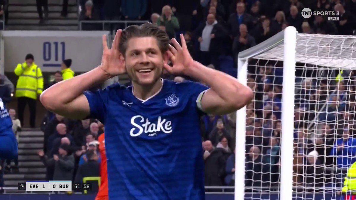 James Tarkowski leaps high to head Everton into the lead 🔥 TNT Sports & discovery+ UK