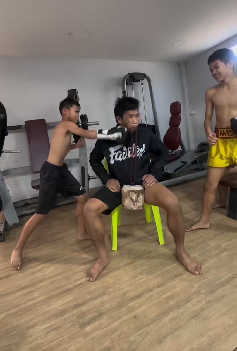 Samingdam 🇹🇭 with some of the most insane chin conditioning you will ever see in your life 😳🤯🥊