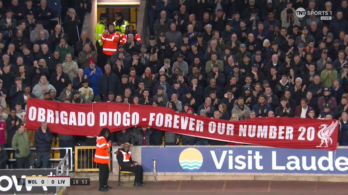 Wolves and Liverpool fans come together to remember Diogo Jota and André Silva 🧡❤️