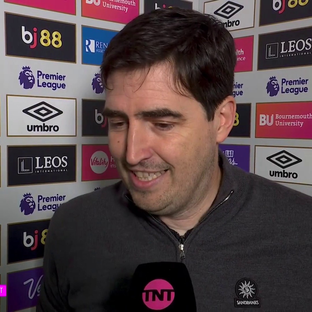"I'm MUCH MORE angry!" Andoni Iraola expresses his frustrations on what he believes should've been a "clear penalty" 😤 📺 TNT Sports & discovery+ UK | 🎙️ Olivia Buzaglo