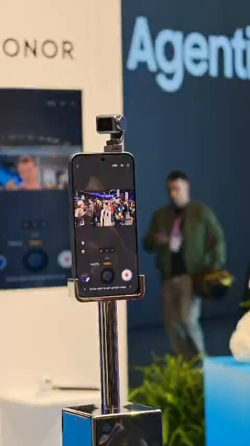 Me llena de placer y emoción ver a HONOR brillar en el #MWC2026 en Barcelona. Innovación que juega en otra liga y de la que soy embajador con profundo orgullo. Felicidades a toda nuestra familia de HONOR Mexico #HONORMx #HONORROBOTPHONE