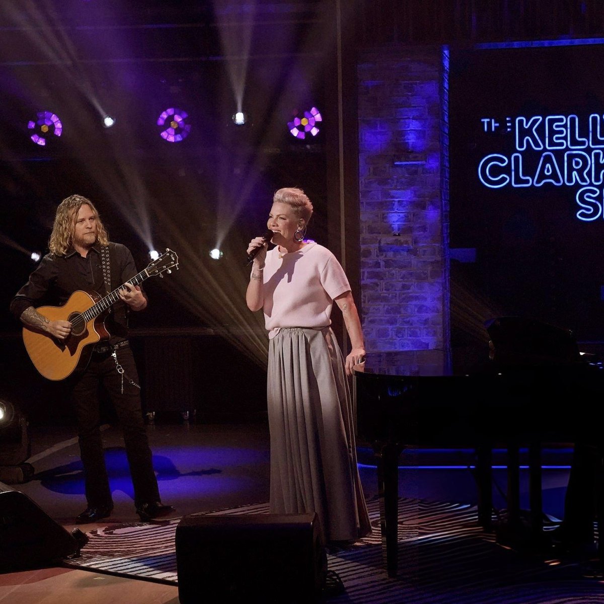 P!nk covering ‘lighthouse’ by Kelly Clarkson definitely wasn’t on my 2026 bingo card, it’s for sure the most beautiful moment of the year so far 😭