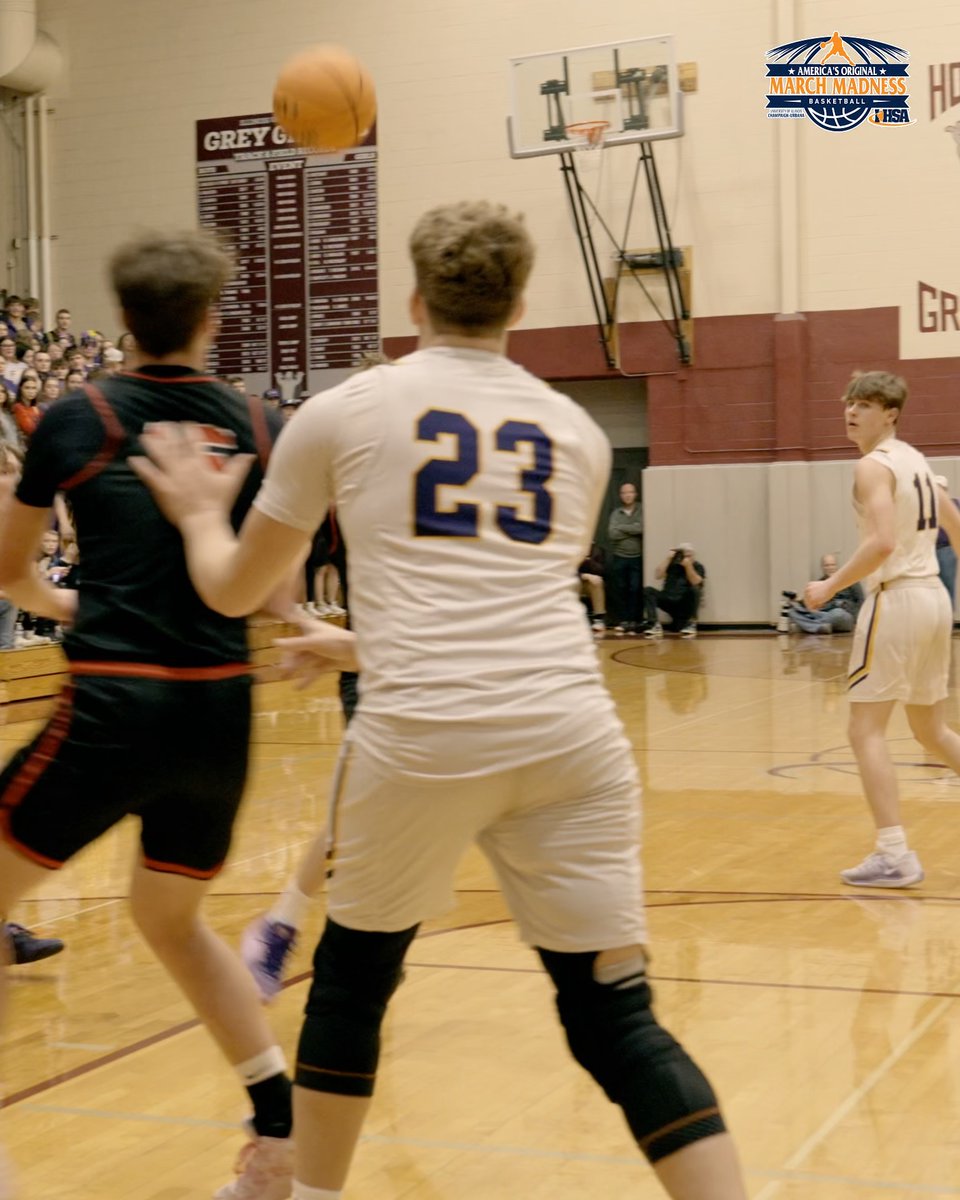 Cooper Knowles of West Hancock with two ferocious alley-oops and blocks on Farmington!!!🔥