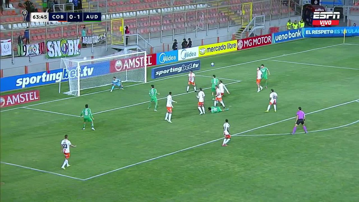 ¡ERA EL GOL DE LA COPA! Marcelo Ortiz intentó una acrobacia en el área de Cobresal y su remate se estrelló en el travesaño, quitándole el grito de lo que era un verdadero golazo. ▶️ Mira nuestros partidos de 🏆 CONMEBOL #Sudamericana en el Plan Premium de #DisneyPlus