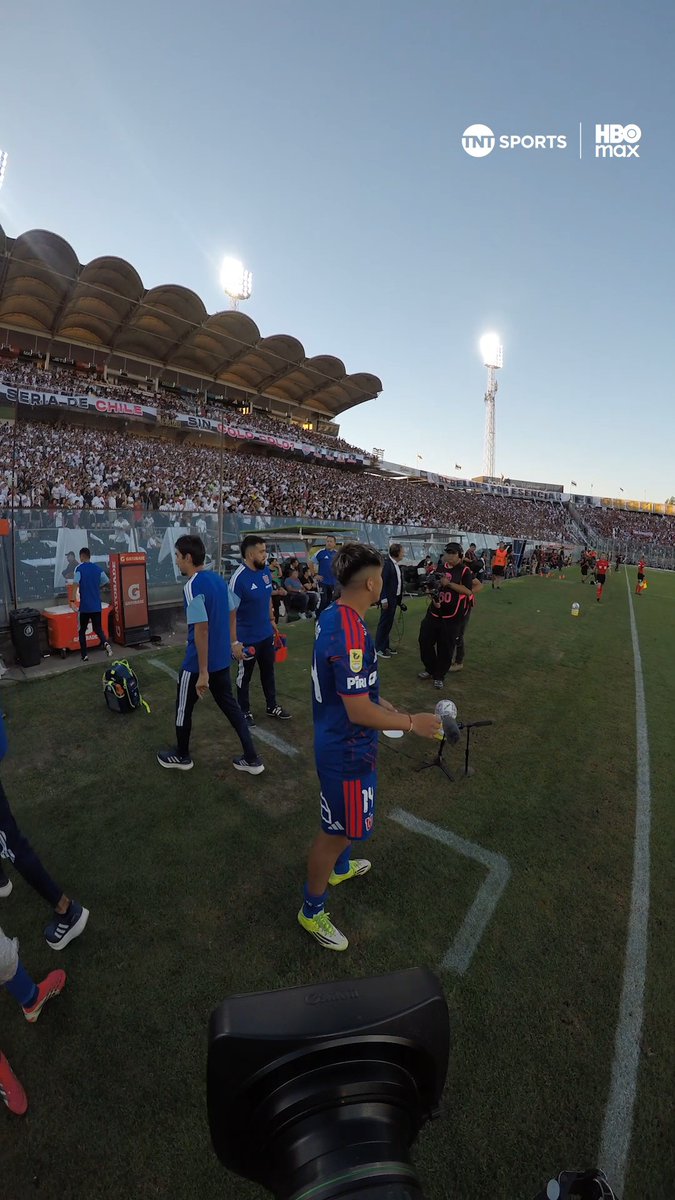 🤩⚽🔵🔴 EL MOMENTO DEL DESAHOGO AZUL EN EL MONUMENTAL Así se vivió el último minuto del #Superclásico199 desde la banca de #LaU, que conquistó su primera victoria en la #LigaDePrimeraMercadoLibre 2026 a costa de su más acérrimo rival: #ColoColo.