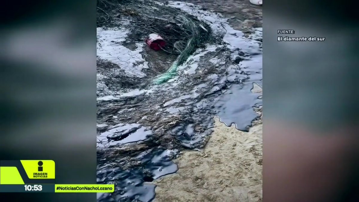 Este monstruo negro y espeso invade parte del Golfo de México por un #derrame de #hidrocarburo conocido como chapopote. La mancha se ha expandido a lo largo de 50 kilómetros en #Veracruz y #Tabasco. #Pemex negó cualquier tipo de responsabilidad, ¿entonces de dónde viene?