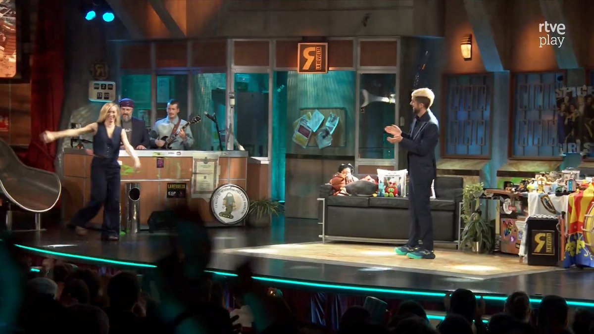 🥁 La Revuelta, #LÍDER con un 12,8% de cuota y 1.183.000 espectadores de media. 🥁 El programa de David Broncano consigue este martes 4.098.000 espectadores únicos. #Audiencias #ImparablesRTVE