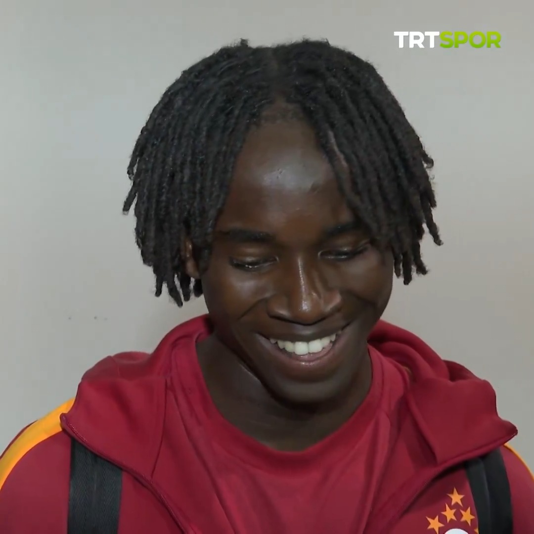 Soru: "Orta sahada en rahat hissettiği yer neresi?" 😊 Renato Nhaga: "Ben her zaman hazırım takıma yardımcı olmak için. Nerede görev verirse hocam; savunma olur, hücum olur, hocam nerede bana görev verirse orada takıma yardımcı olurum."