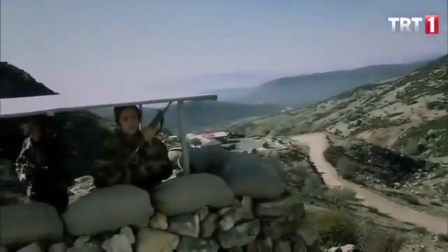 Ulan İstanbul dizisinde Karlos ve Yaren'in söylediği unutulmaz "Yanarım Yanarım" şarkısını, Erkan Kolçak Köstendil ilk kez Sakarya Fırat dizisinde söylemiştir.