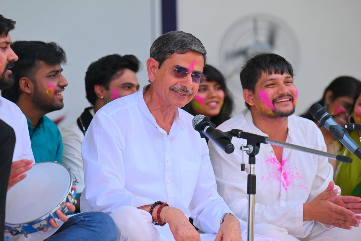 ஆளுநர் ரவி அவர்கள், சென்னை ஐஐடி மாணவ, மாணவிகளுடன் சேர்ந்து, பகுவா பாடி, ஹோலி பண்டிகையையும், ஒரே பாரதம் உன்னத பாரதம் உணர்வையும் கொண்டாடினார். Governor Ravi joined the students of IIT Madras in singing Phagua, celebrating Holi and the spirit of Ek Bharat Shreshtha Bharat. #ஹோலி2026 #ஆளுநர்ரவி #மக்கள்மாளிகை #ஒரேபாரதம்உன்னதபாரதம் #Holi2026 #IITMadras #GovernorRavi #LokBhavan #EkBharatShreshthaBharat PMO India गृहमंत्री कार्यालय, HMO India Ministry of Culture Ek Bharat Shreshtha Bharat IIT Madras Ministry of Information and Broadcasting PIB India PIB Culture PIB in Tamil Nadu DD News DD Tamil News All India Radio News AIR News Chennai ANI Digital Press Trust of India