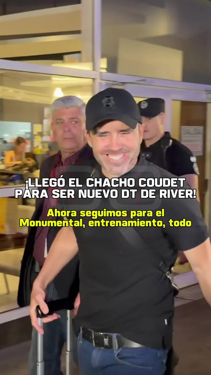 ¡EL CHACHO YA ESTÁ EN ARGENTINA! "Ahora seguimos para el Monumental, entrenamiento, todo...", así fue el arribo de Eduardo Coudet al país, para convertirse en nuevo DT de River. ¡Hasta se fue manejando él mismo desde el aeropuerto!