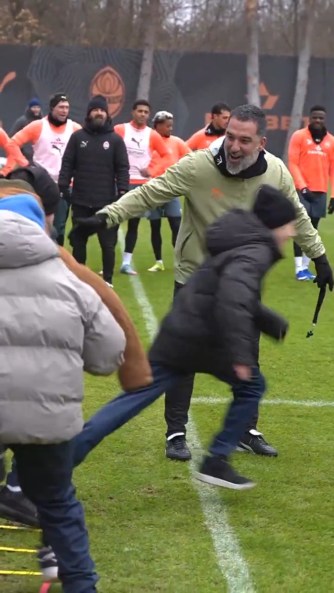 BİLGİ | Arda Turan; Ukrayna’da savaştan etkilenen çocukları Shakhtar’ın antrenmanına dahil ediyor. Futbolcularla tanışıp oyun oynuyorlar. Çocukların mutluluğu videoda görülüyor. Bir an olsun bu çocuklar yaşadığı acıları unutuyor. Güzel insan. Arda Turan