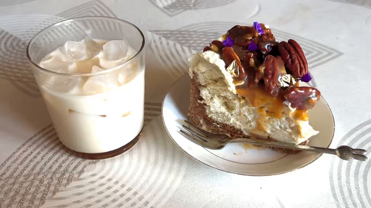 matcha with salted caramel pécan cheeeecake .✦ ݁˖