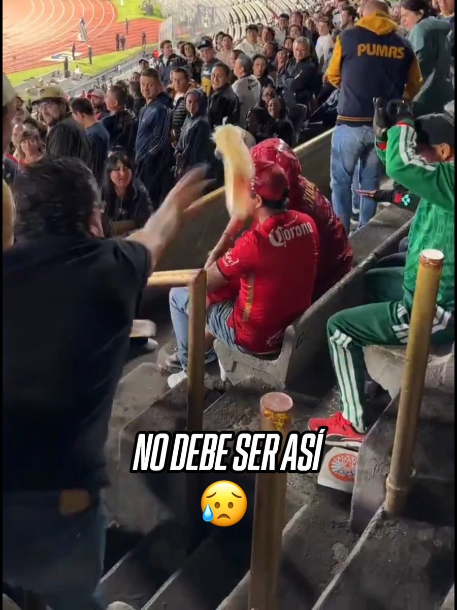 😰 A este aficionado del Toluca le llovió de todo en el Olímpico Universitario.