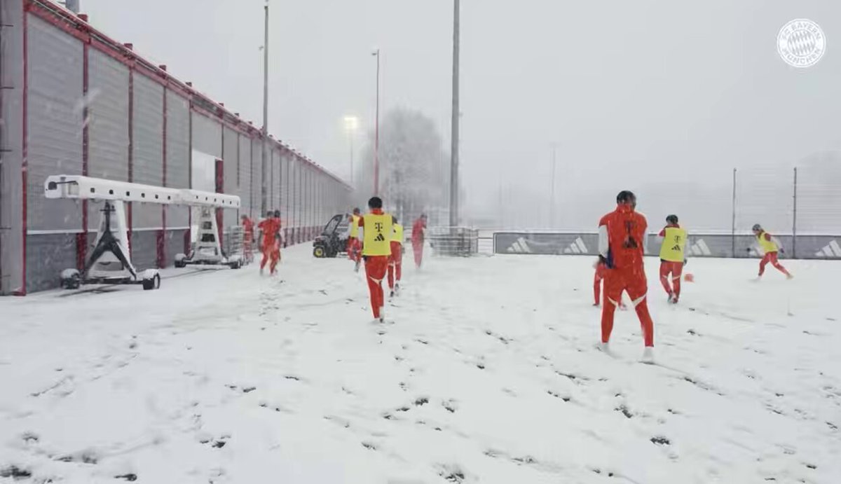 Schneeballschlacht an der Säbener.❄️🔴