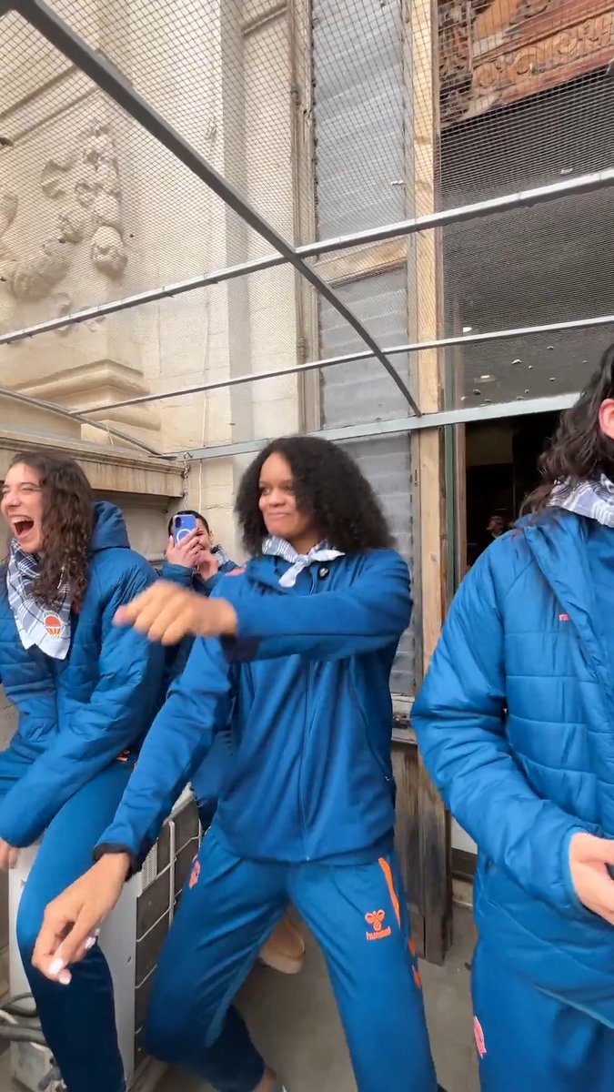 🧡🧨 𝘿𝙞𝙨𝙛𝙧𝙪𝙩𝙖𝙙 𝟐 Como en las buenas pelis… llega la segunda parte 😜 🎬 Mi primera mascletà 🍊 Con Khaalia Hillsman 👤 Co-starring: María Araújo #Fallas2026 🔥